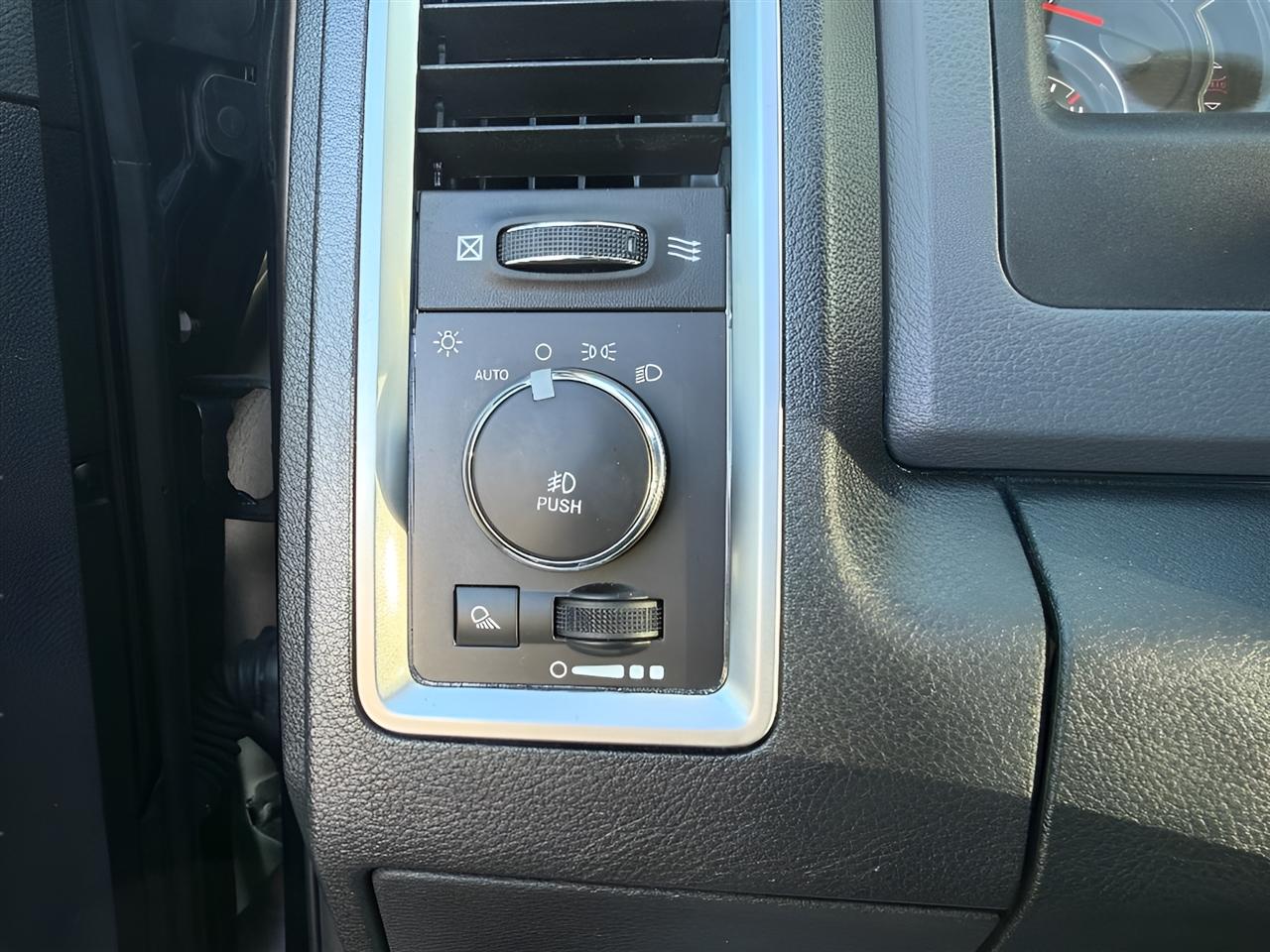 RAM 1500 SLT Crew Cab SWB 4WD 2016