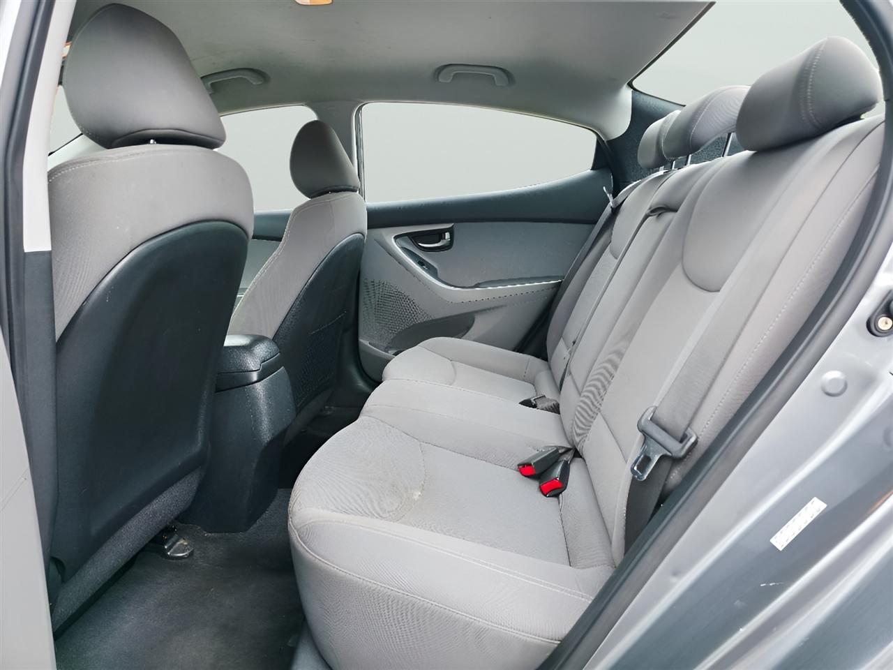 Hyundai Elantra SE 6AT 2016