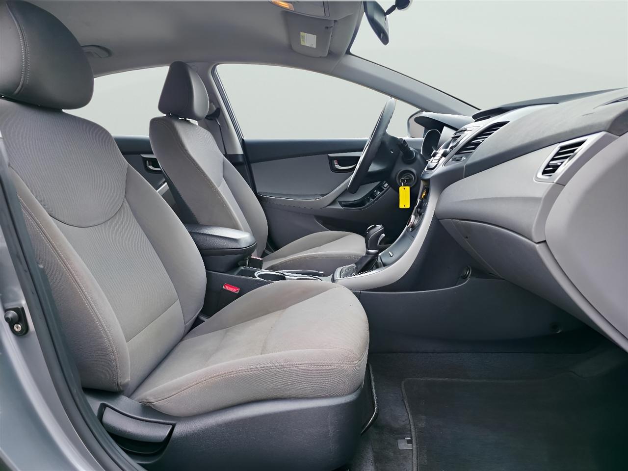 Hyundai Elantra SE 6AT 2016