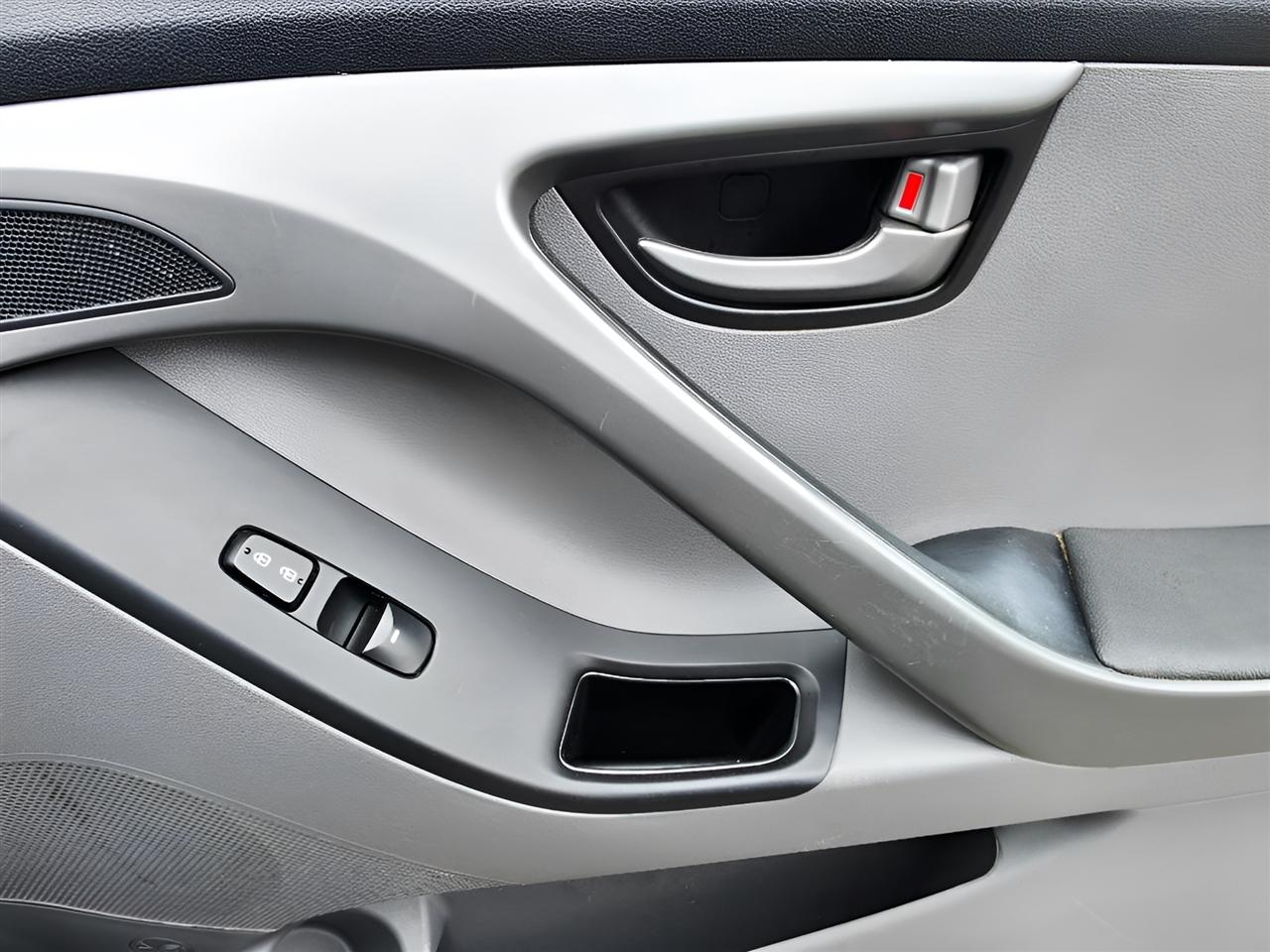 Hyundai Elantra SE 6AT 2016
