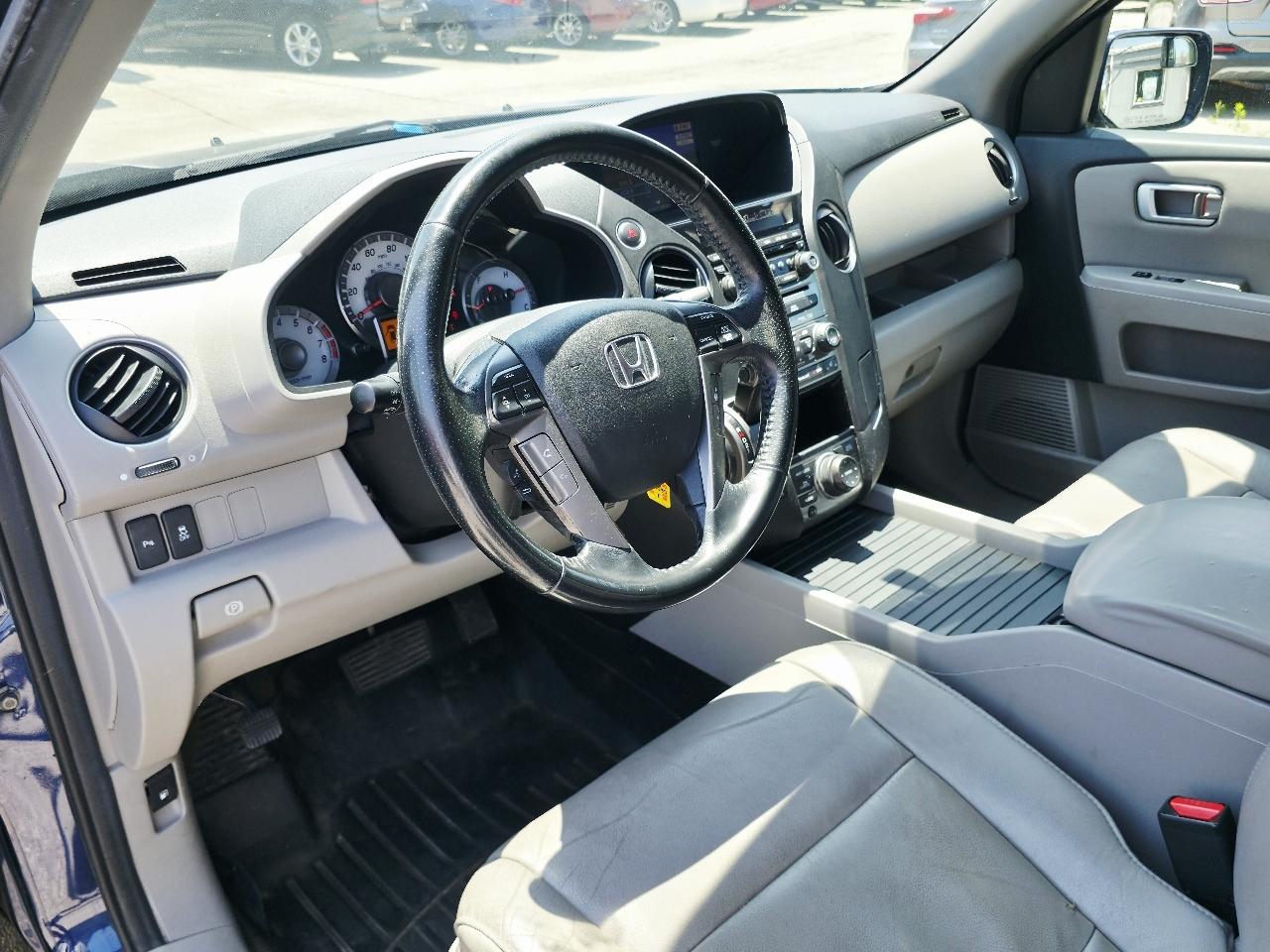 Honda Pilot Touring 4WD 5-Spd AT with DVD 2013