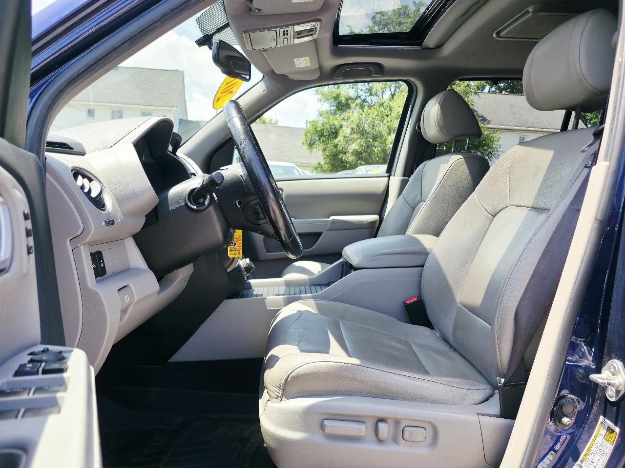 Honda Pilot Touring 4WD 5-Spd AT with DVD 2013
