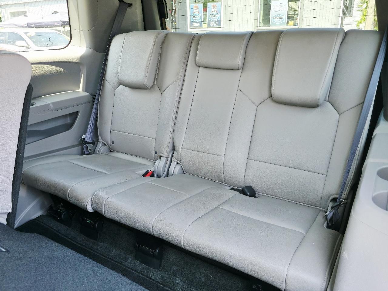 Honda Pilot Touring 4WD 5-Spd AT with DVD 2013