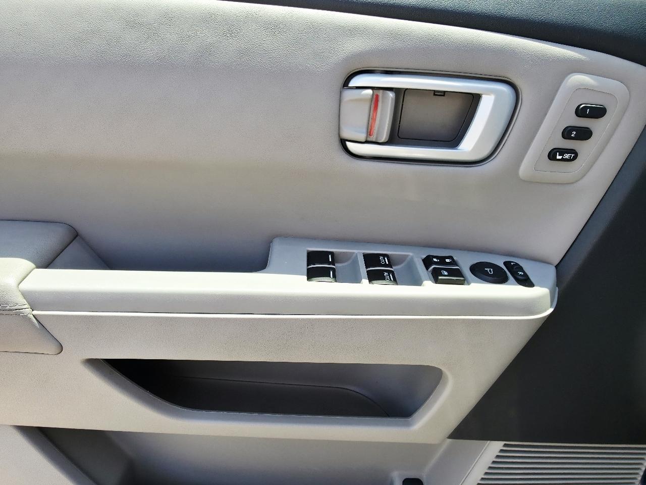 Honda Pilot Touring 4WD 5-Spd AT with DVD 2013
