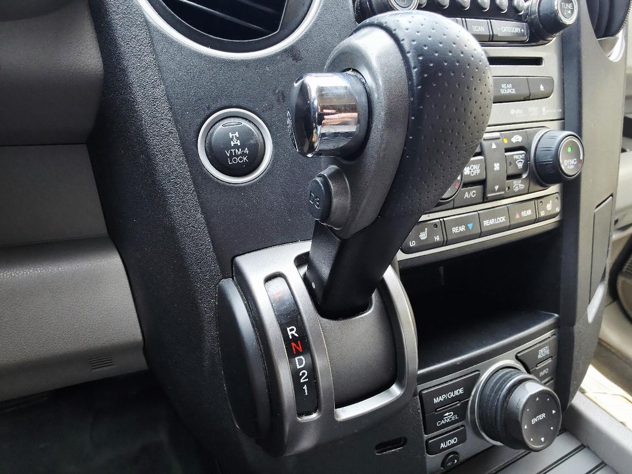 Honda Pilot Touring 4WD 5-Spd AT with DVD 2013