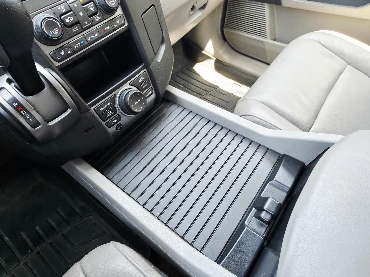 Honda Pilot Touring 4WD 5-Spd AT with DVD 2013