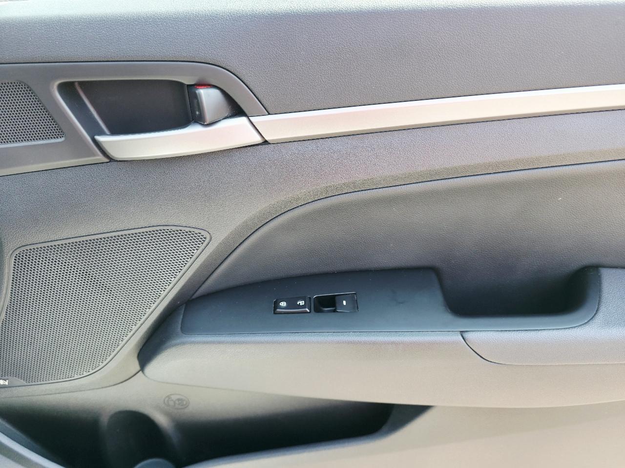 Hyundai Elantra Value Edition 6A 2017