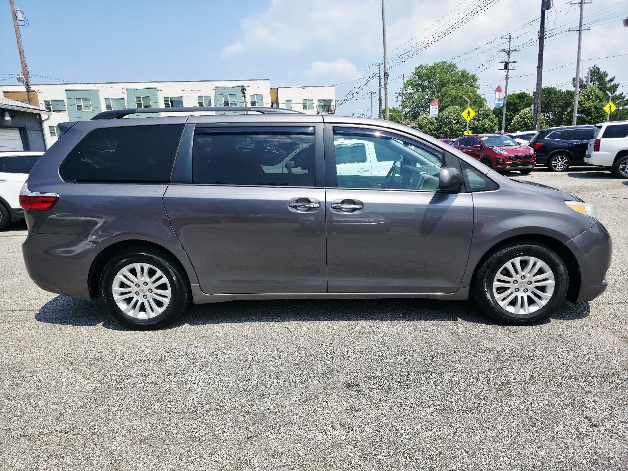 Toyota Sienna XLE FWD 8-Passenger V6 2015