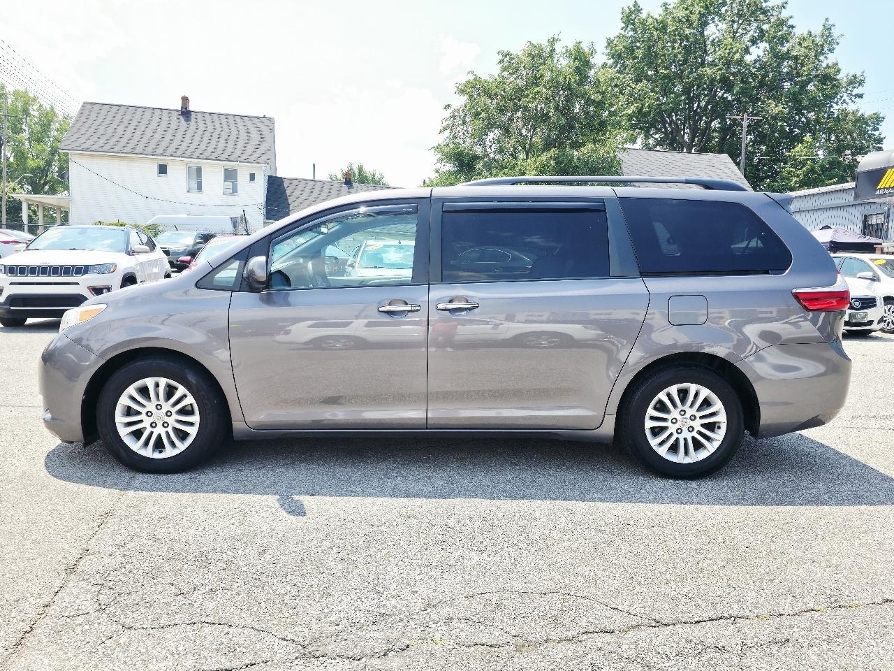 Toyota Sienna XLE FWD 8-Passenger V6 2015