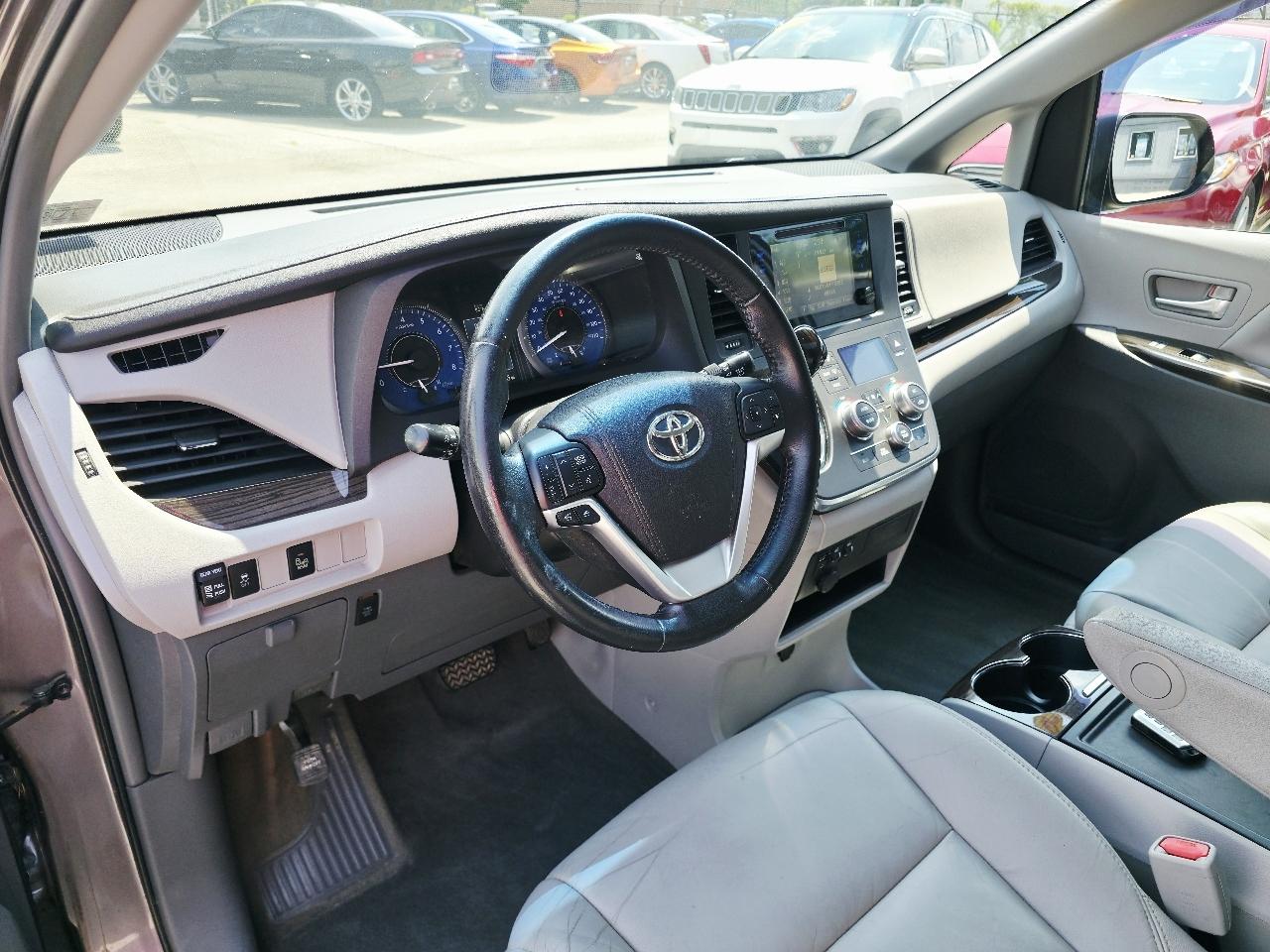 Toyota Sienna XLE FWD 8-Passenger V6 2015