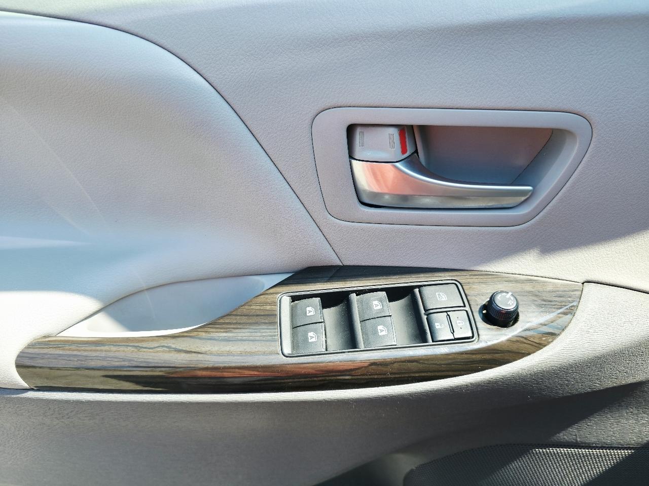Toyota Sienna XLE FWD 8-Passenger V6 2015