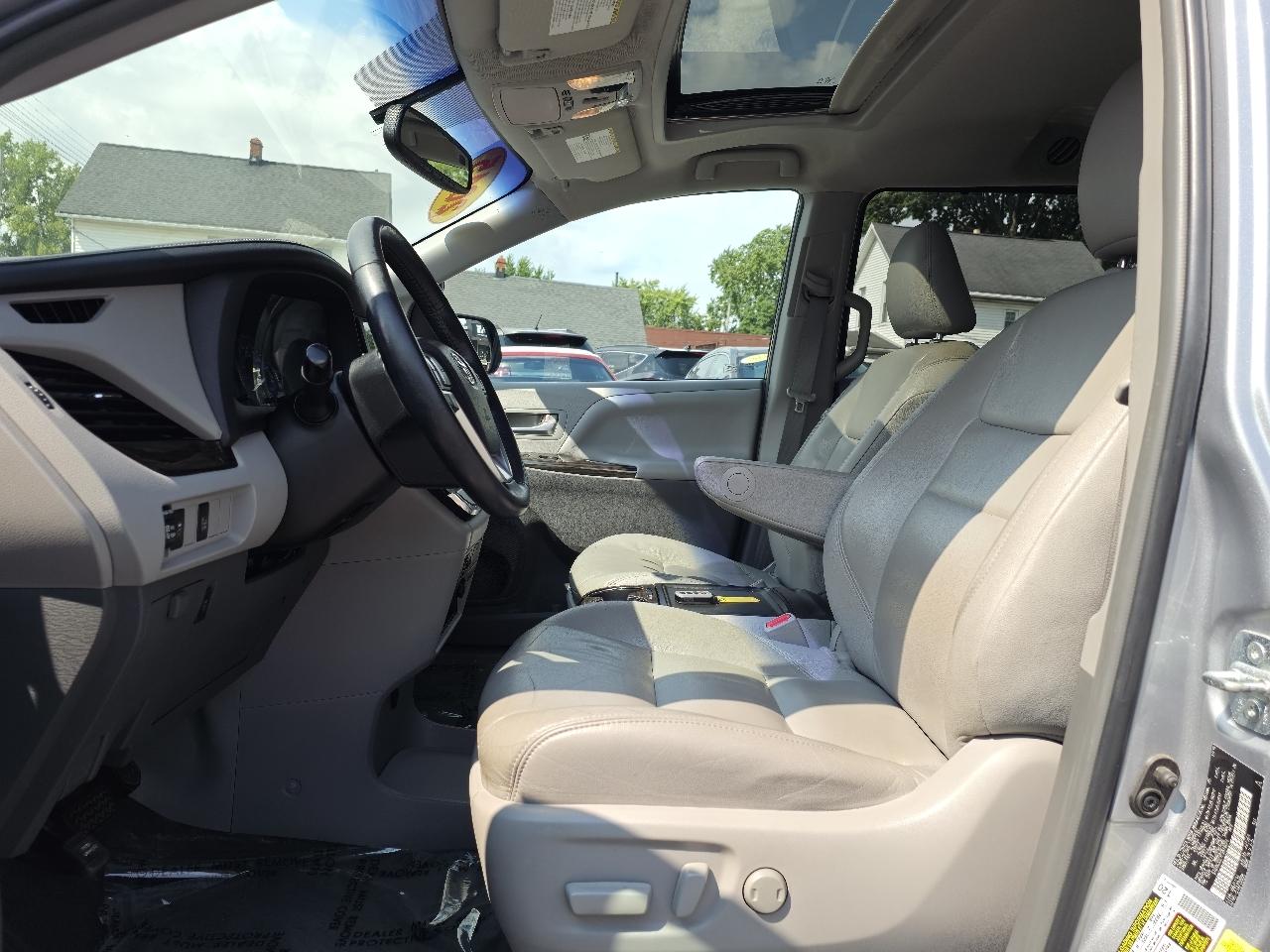 Toyota Sienna XLE FWD 8-Passenger V6 2015