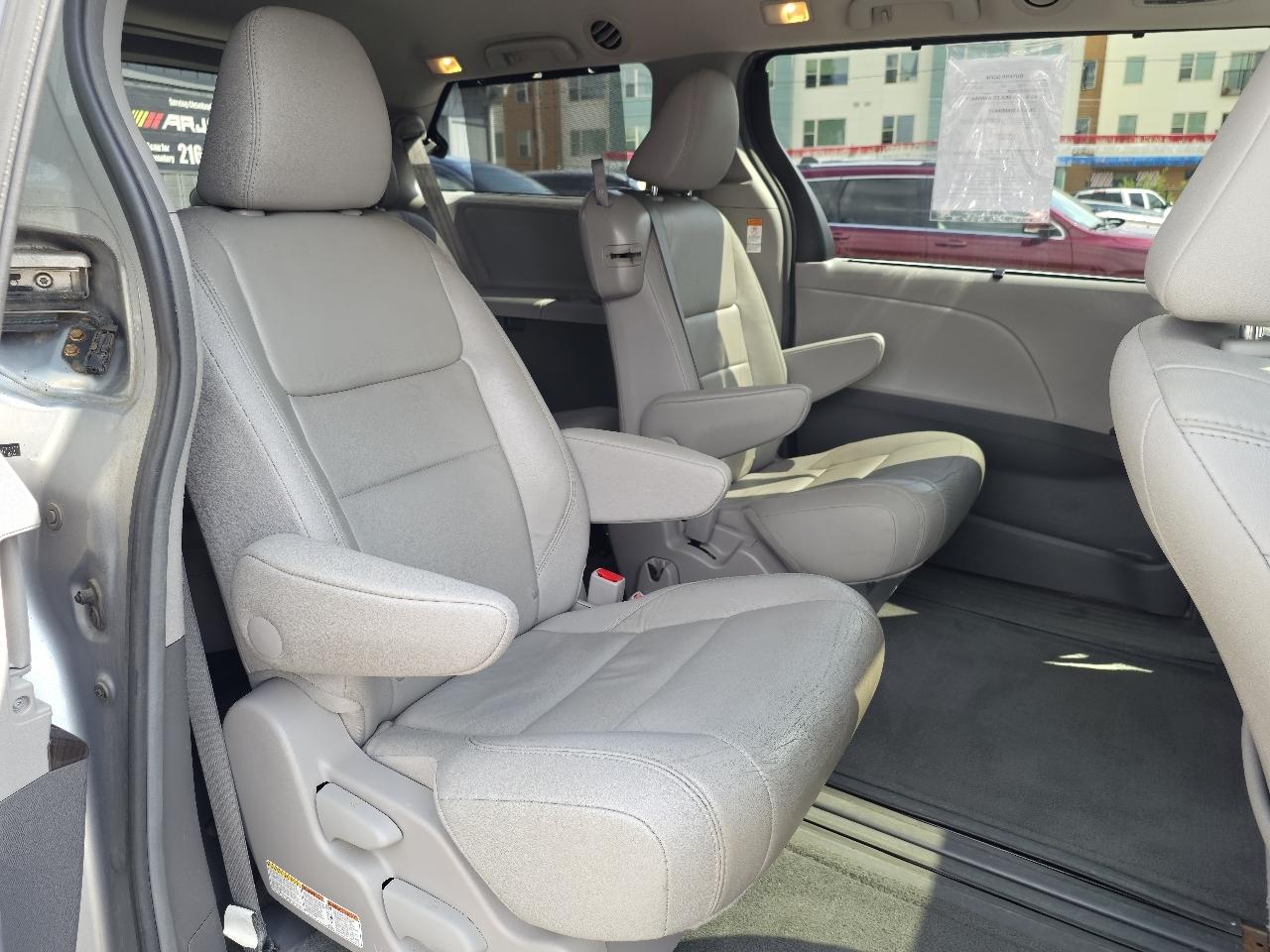 Toyota Sienna XLE FWD 8-Passenger V6 2015