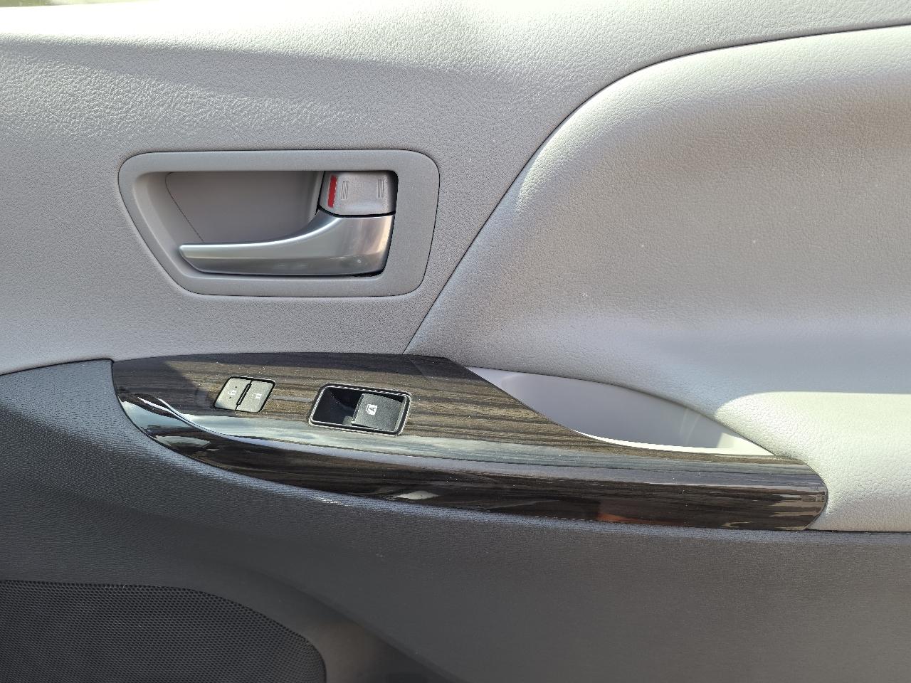 Toyota Sienna XLE FWD 8-Passenger V6 2015