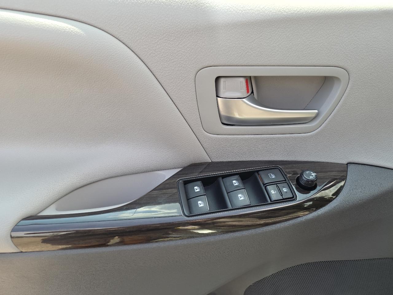 Toyota Sienna XLE FWD 8-Passenger V6 2015