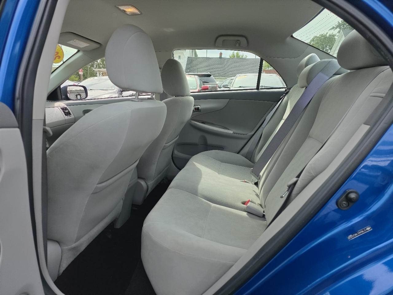 Toyota Corolla Base 5-Speed MT 2010