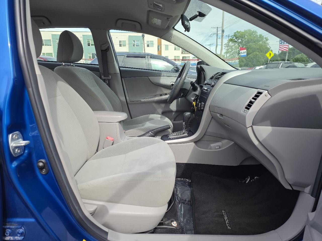 Toyota Corolla Base 5-Speed MT 2010