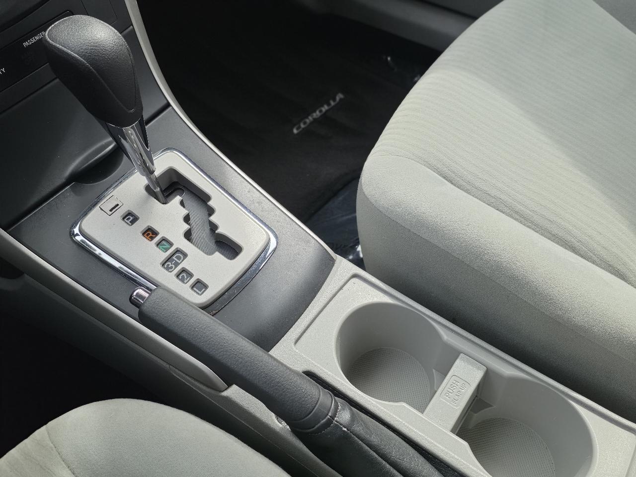 Toyota Corolla Base 5-Speed MT 2010