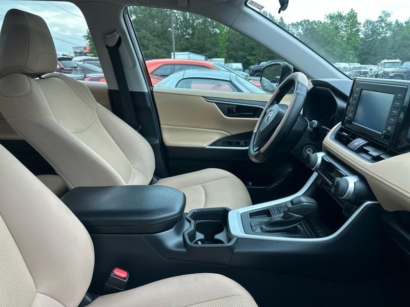 Toyota RAV4 LE FWD (Natl) 2019