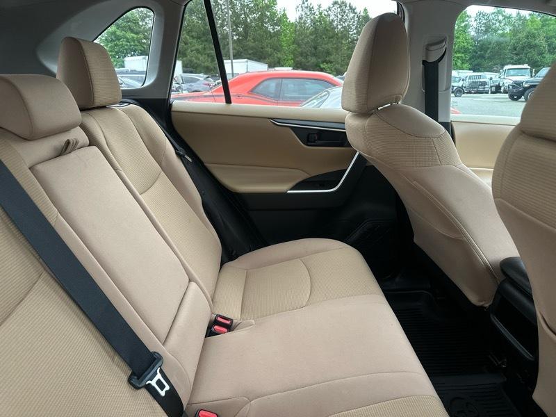 Toyota RAV4 LE FWD (Natl) 2019