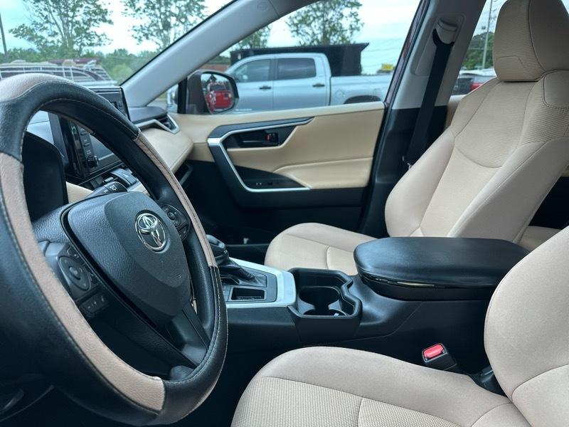 Toyota RAV4 LE FWD (Natl) 2019