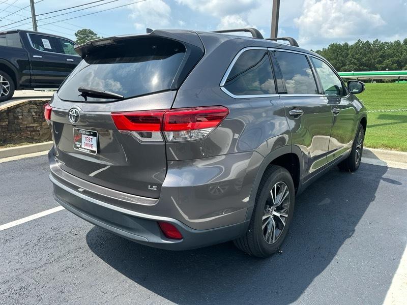 Toyota Highlander LE V6 FWD (Natl) 2019