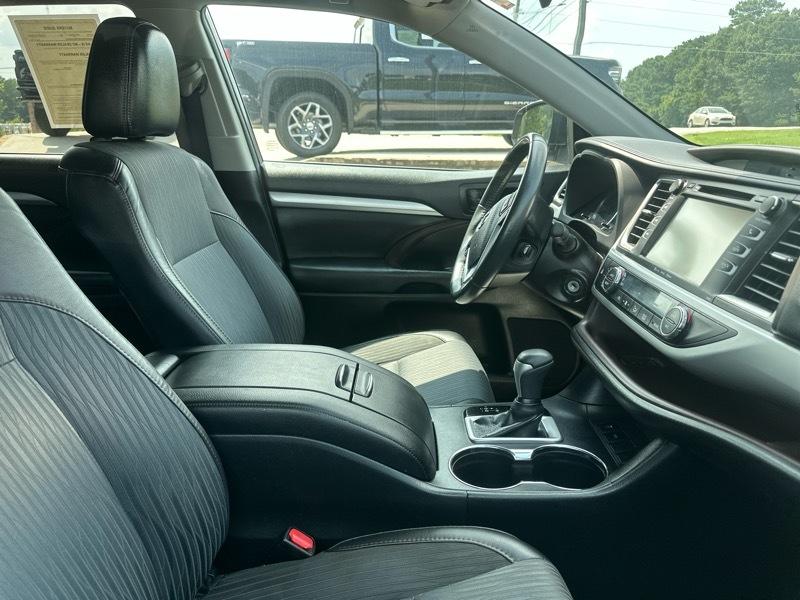 Toyota Highlander LE V6 FWD (Natl) 2019