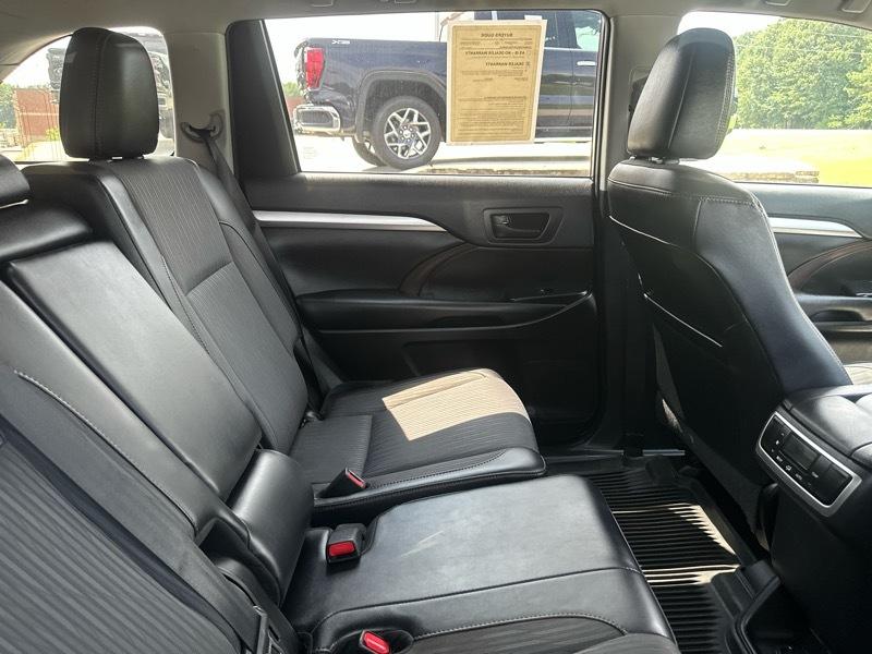 Toyota Highlander LE V6 FWD (Natl) 2019