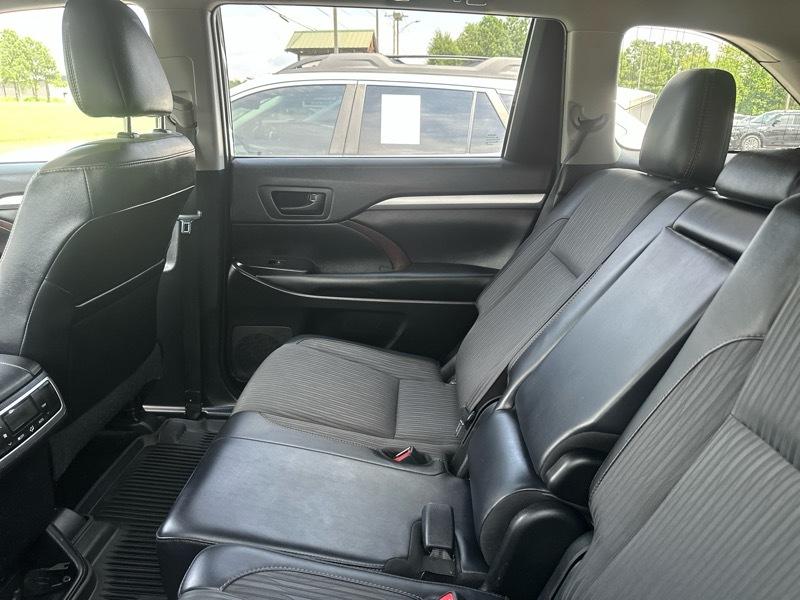 Toyota Highlander LE V6 FWD (Natl) 2019