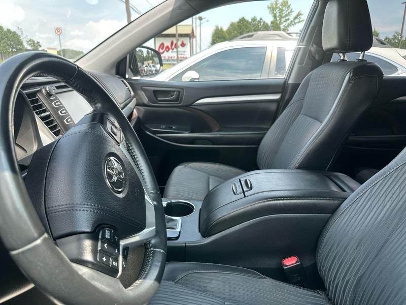 Toyota Highlander LE V6 FWD (Natl) 2019