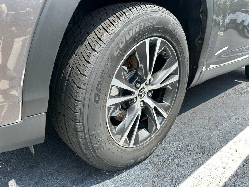 Toyota Highlander LE V6 FWD (Natl) 2019
