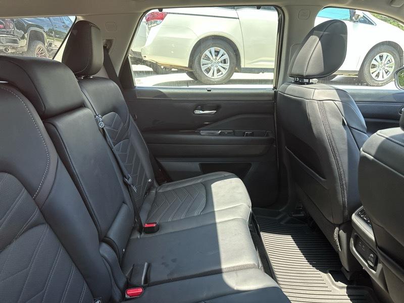 Nissan Pathfinder Platinum 2WD 2024