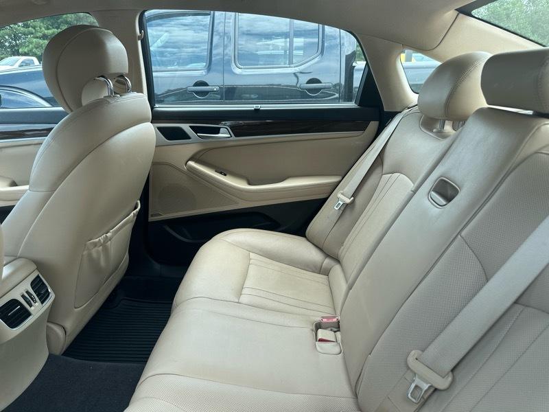 Hyundai Genesis 4dr Sdn V6 3.8L AWD 2015