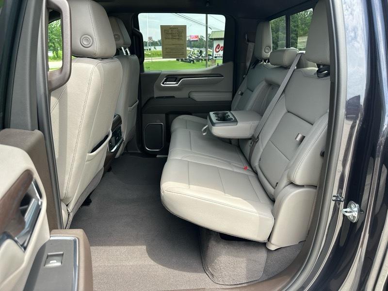 GMC Sierra 1500 4WD Crew Cab 147" SLT 2023