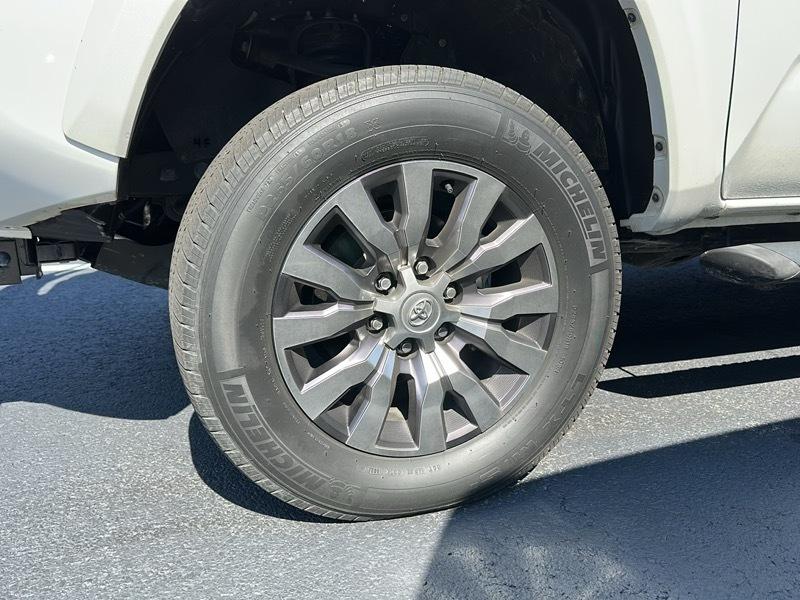 Toyota Tacoma 4WD Limited Double Cab 5' Bed V6 AT (Natl) 2022
