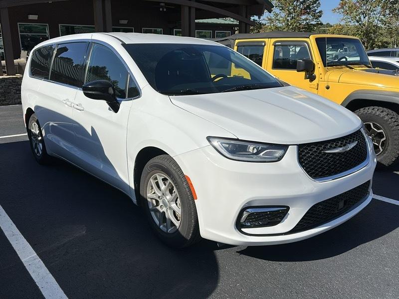 Chrysler Pacifica Select FWD 2025