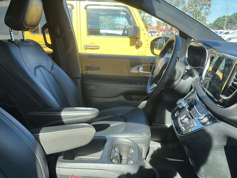 Chrysler Pacifica Select FWD 2025