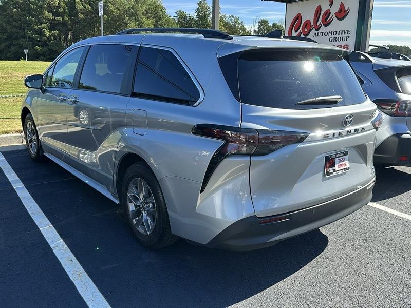 Toyota Sienna XLE FWD 8-Passenger (Natl) 2023