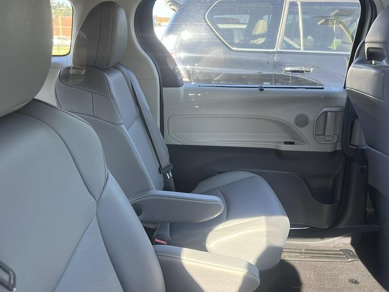 Toyota Sienna XLE FWD 8-Passenger (Natl) 2023