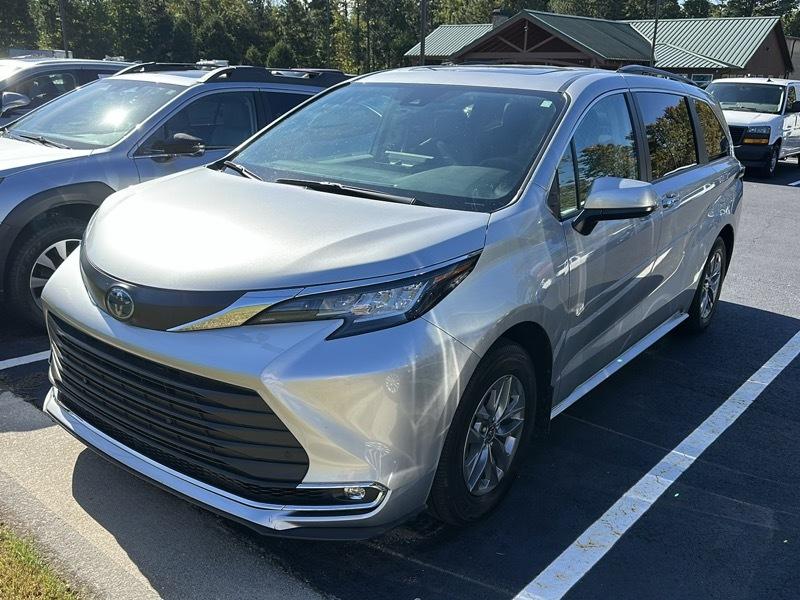 Toyota Sienna XLE FWD 8-Passenger (Natl) 2023