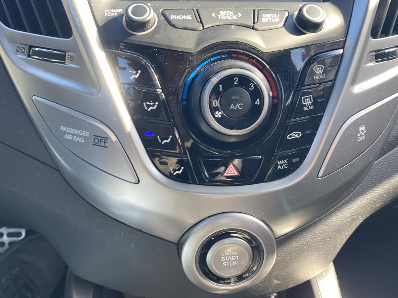 Hyundai Veloster Base 2014