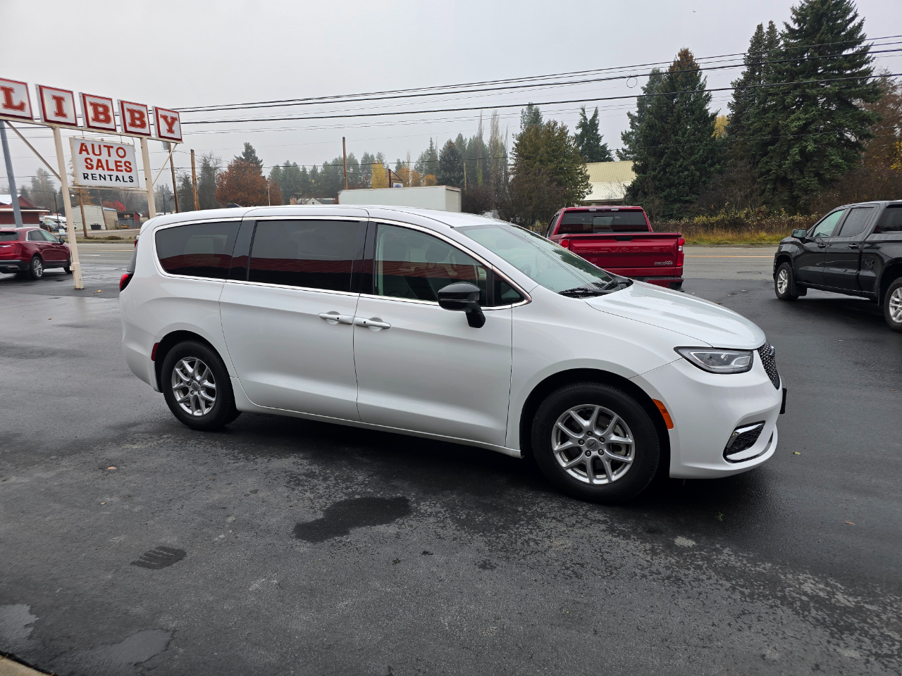 2024 Chrysler Pacifica Touring L photo 3