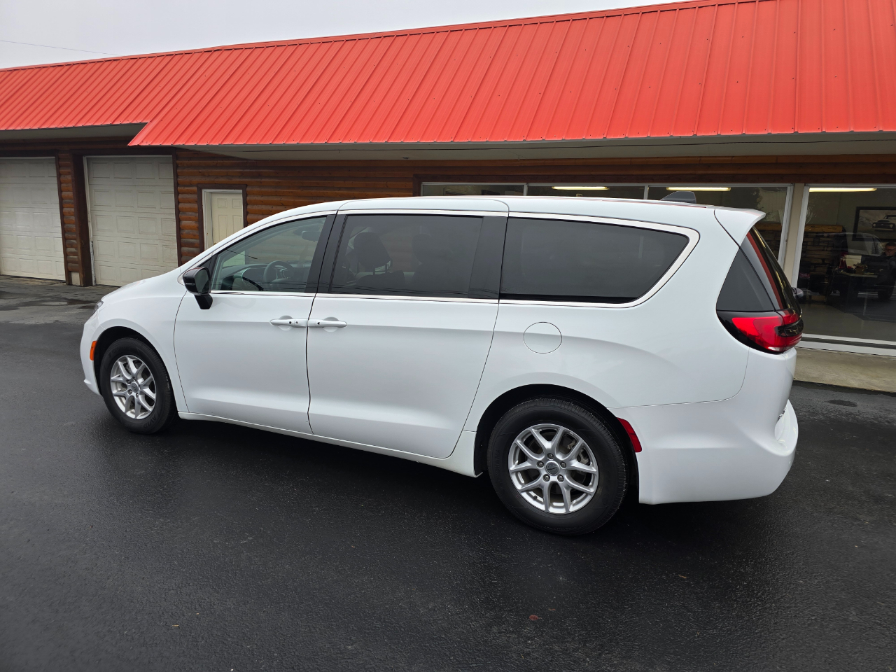 2024 Chrysler Pacifica Touring L photo 4