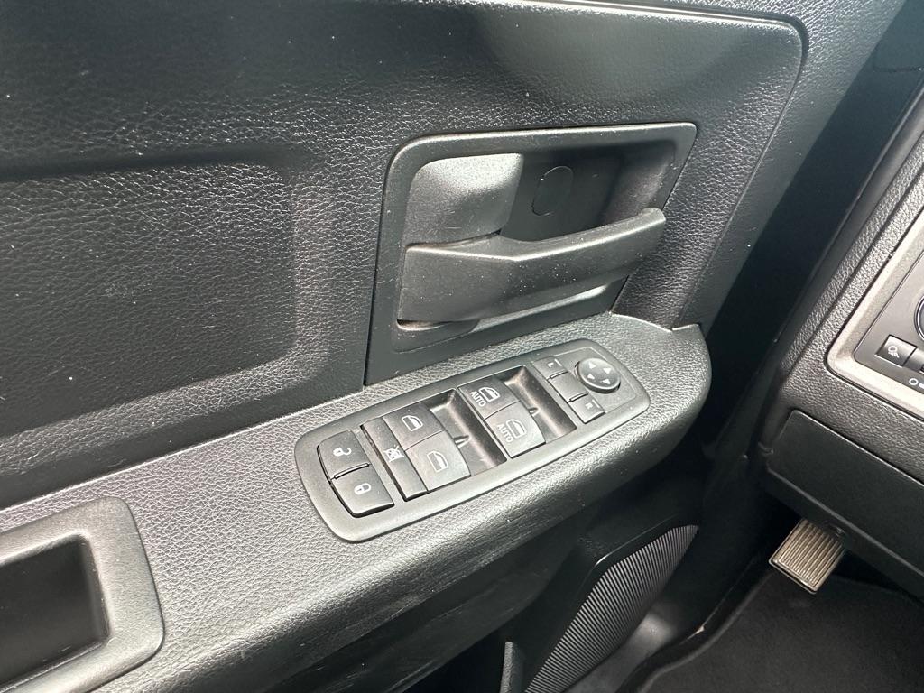 RAM 1500 4WD Crew Cab 140.5" Express 2014
