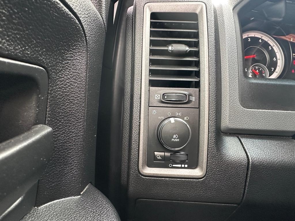 RAM 1500 4WD Crew Cab 140.5" Express 2014