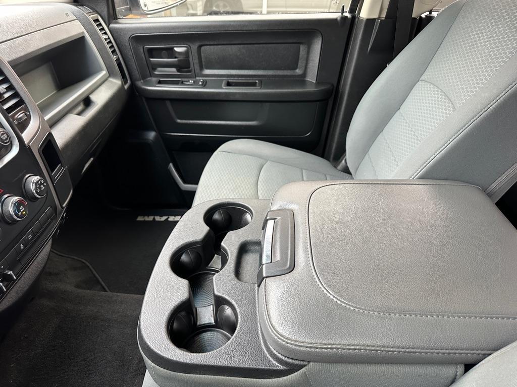 RAM 1500 4WD Crew Cab 140.5" Express 2014