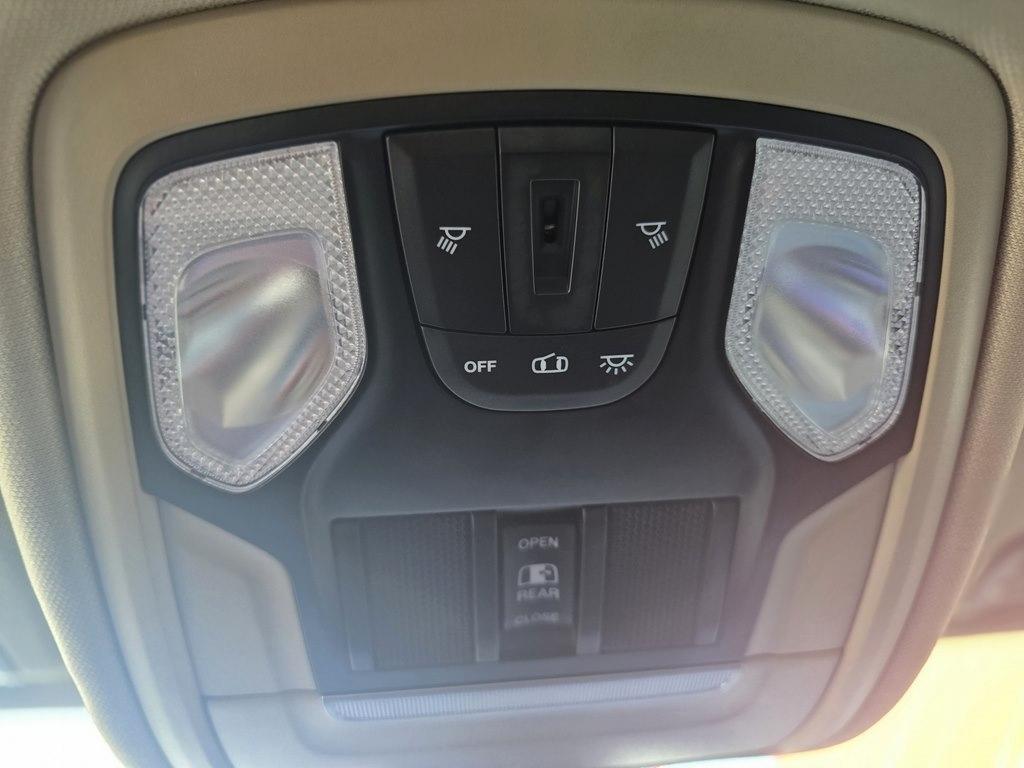 RAM 1500 Big Horn 4x4 Crew Cab 5'7" Box 2020
