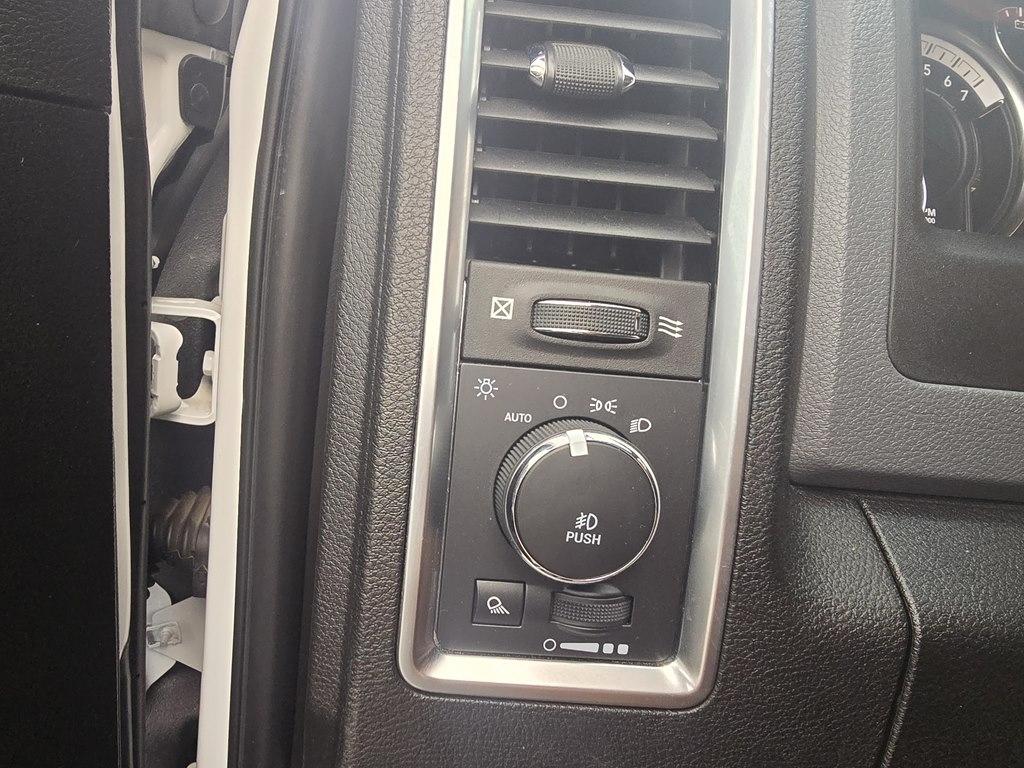 RAM 1500 Classic Warlock 4x4 Crew Cab 5'7" Box 2019
