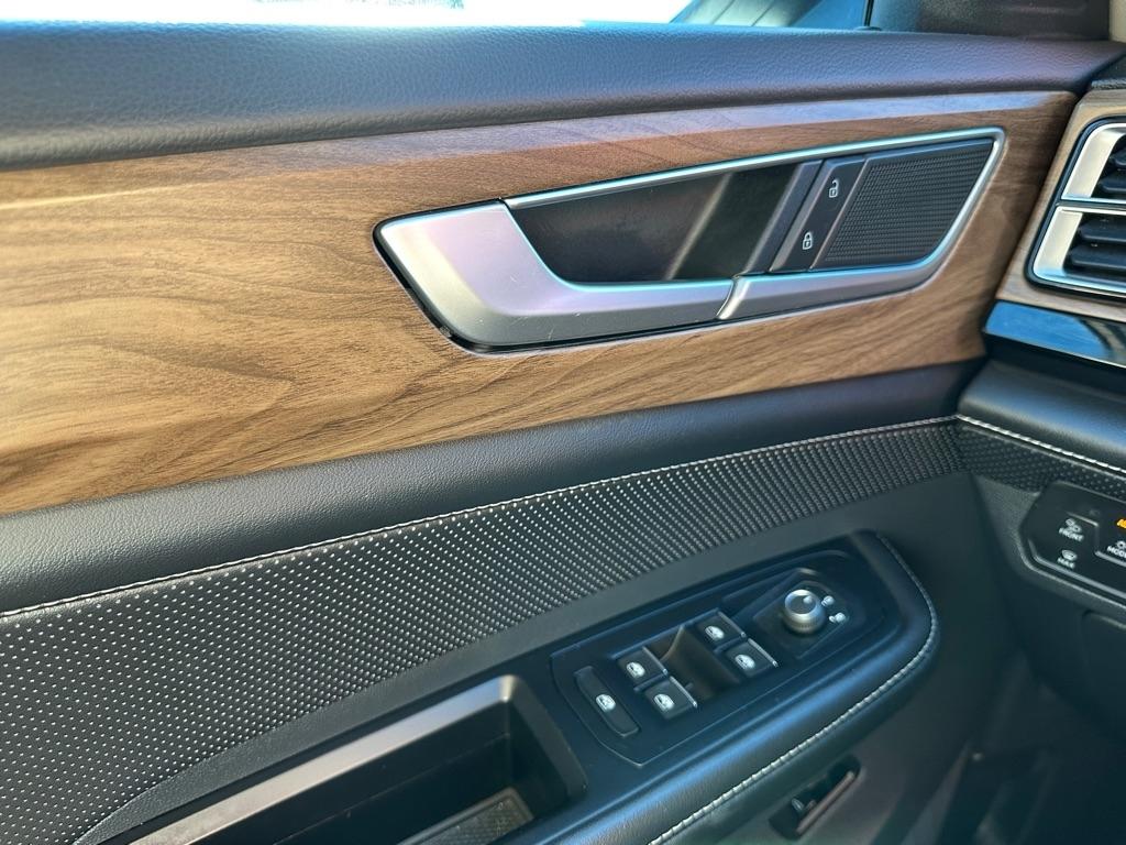 Volkswagen Atlas 2.0T SE w/Technology 4MOTION 2025