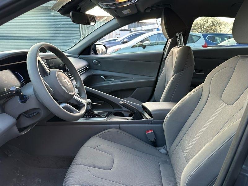 Hyundai Elantra SE 2025